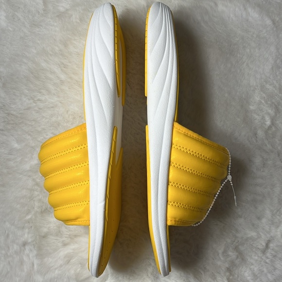 OLUKAI Slide Mens Size‎ 10 Komo New NWOT Yellow Hibiscus Slip On Comfort Travel - Picture 7 of 13